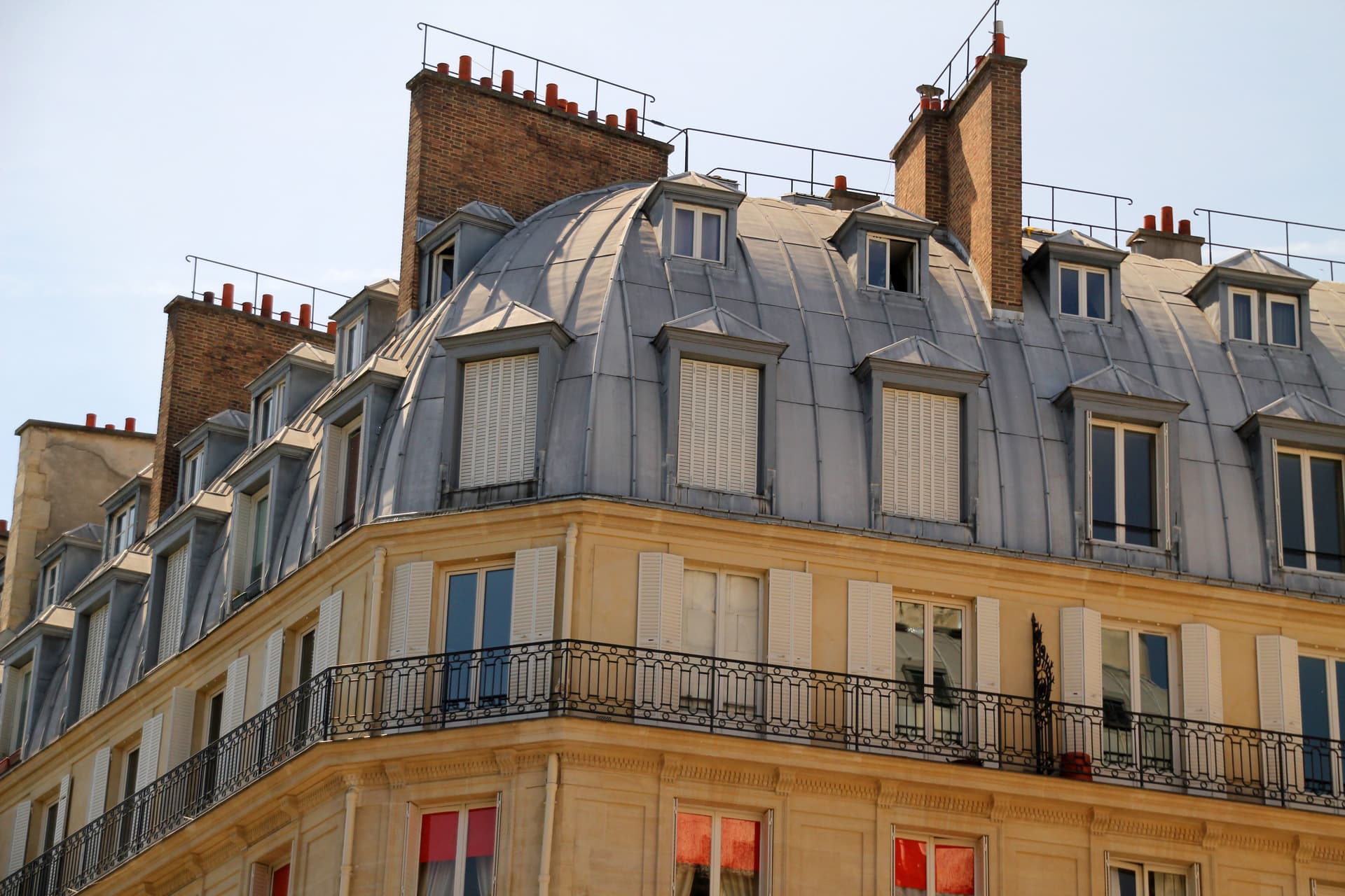 Immeuble haussmannien parisien avec toit mansardé en zinc - Couverture Poirier