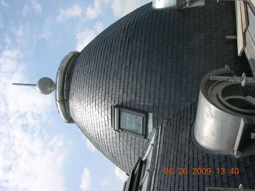 Couvreur sur toiture - chantier en cours